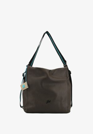 Borsa a tracolla in pelle marrone con finitura testurizzata, cinturini a strisce nere e teal e una piccola targhetta beige con un logo blu.