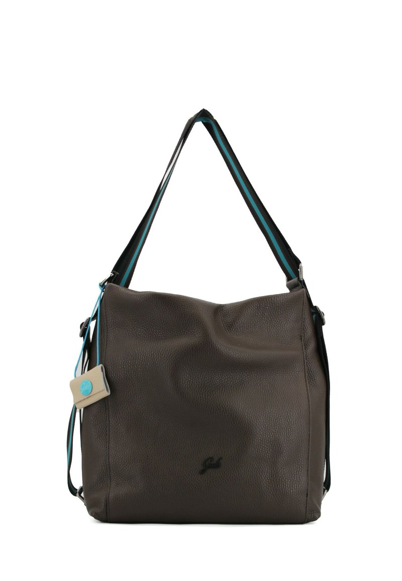 Borsa a tracolla in pelle marrone con finitura testurizzata, cinturini a strisce nere e teal e una piccola targhetta beige con un logo blu.