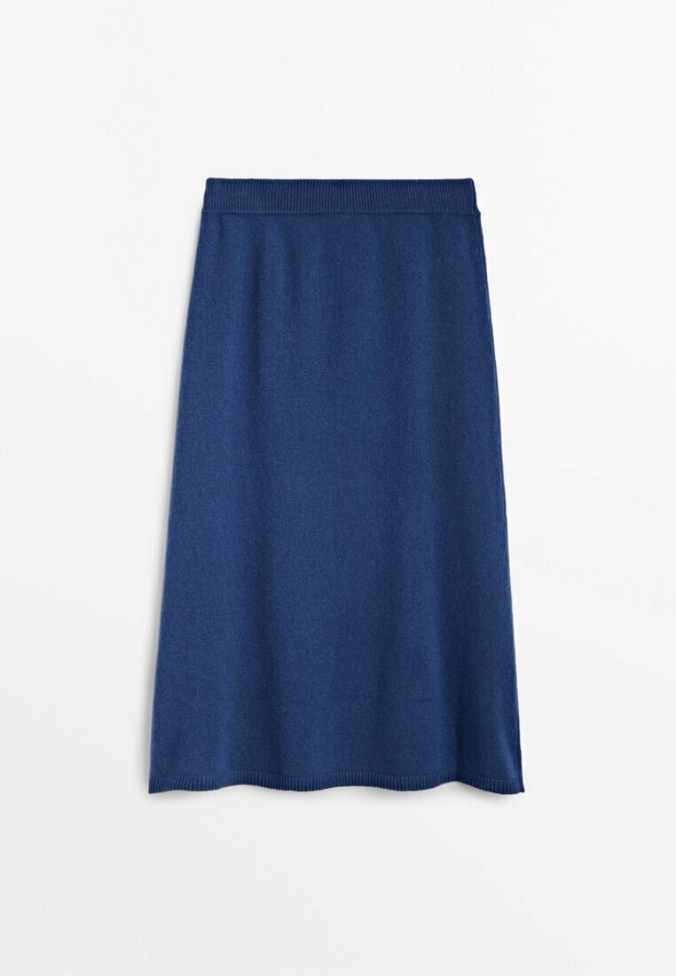 Jupe en maille bleu marine longueur genou avec taille et ourlet côtelés sur fond blanc.