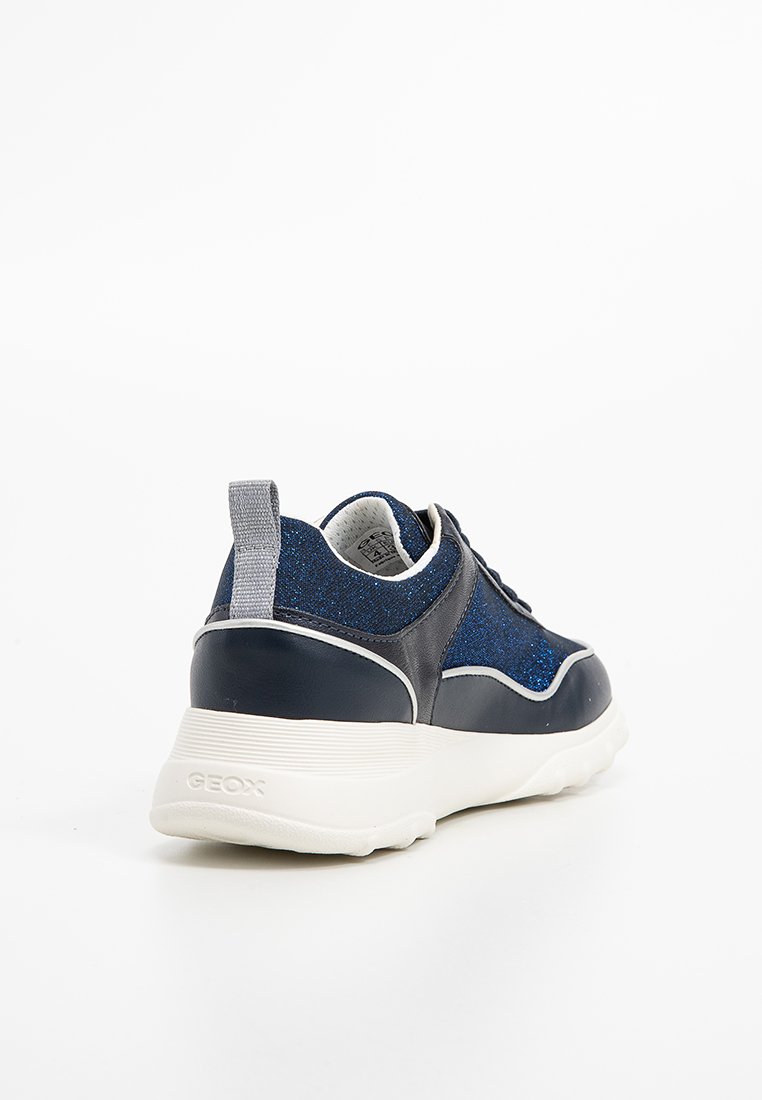 Baskets bleu marine avec une tige texturée et pailletée et des accents en cuir lisse. Semelle en caoutchouc blanche, languette au dos et design rembourré.