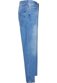 Jeans de mezclilla azul claro con un corte recto. Presenta un diseño clásico de cinco bolsillos y costuras visibles a lo largo de las costuras laterales.