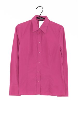 Camicia a maniche lunghe rosa con colletto a punta, dotata di chiusura frontale con bottoni e una morbida texture del tessuto.