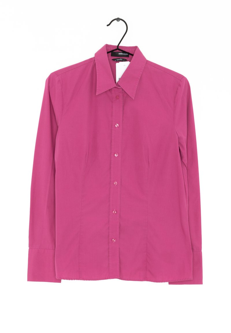 Vaaleanpunainen pitkähihainen nappipaita, jossa on terävä kaulus, edessä nappikiinnitys ja sileä kangas.