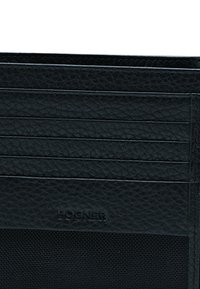 Portafoglio in pelle nera con superficie texturizzata, dotato di più scomparti per carte e una sezione a rete. "Bogner" impresso in basso.