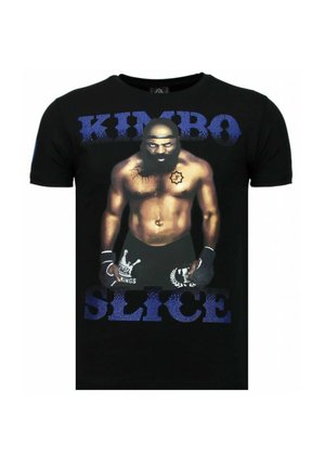 Zwart T-shirt met een gespierde, baardige vechter die handschoenen en shorts draagt, met de tekst "KIMBO SLICE" in blauw boven en onder de figuur.