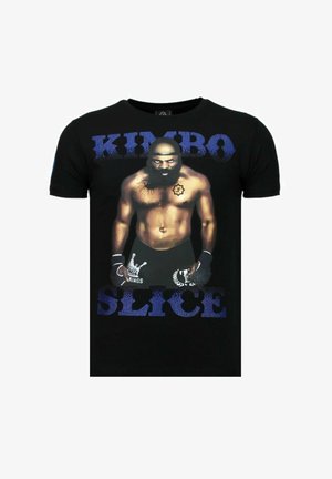 Zwart T-shirt met een gespierde, baardige vechter die handschoenen en shorts draagt, met de tekst "KIMBO SLICE" in blauw boven en onder de figuur.