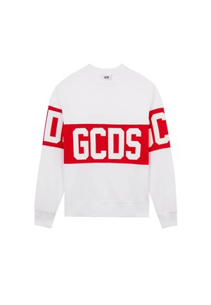 Biała bluza z szerokim czerwonym pasem na wysokości klatki piersiowej i rękawów, z dużymi białymi literami w stylu blokowym tworzącymi napis "GCDS."
