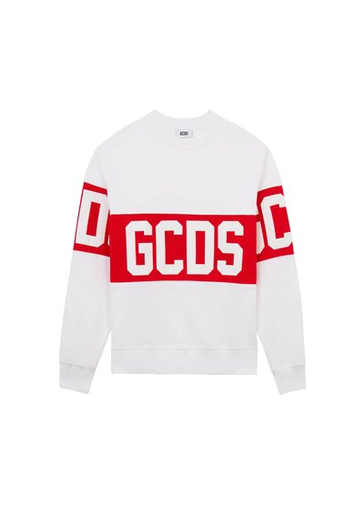 Vit sweatshirt med ett brett rött band över bröst och ärmar med stora vita blockbokstäver som stavar "GCDS."