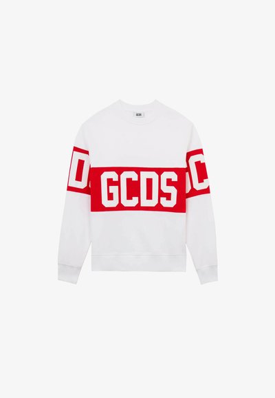 Vit sweatshirt med ett brett rött band över bröst och ärmar med stora vita blockbokstäver som stavar "GCDS."