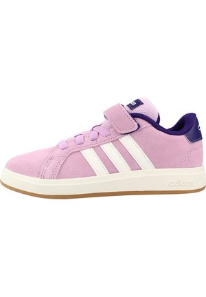 Baskets Adidas roses avec des bandes blanches, un col violet, un laçage à l’avant et une seule bride velcro, sur une semelle en caoutchouc blanc avec une semelle extérieure en gomme.