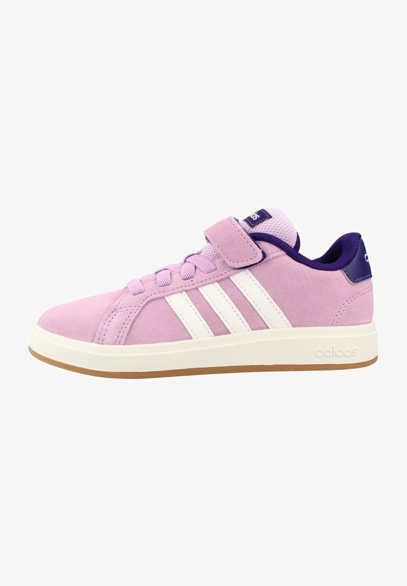 Baskets Adidas roses avec des bandes blanches, un col violet, un laçage à l’avant et une seule bride velcro, sur une semelle en caoutchouc blanc avec une semelle extérieure en gomme.