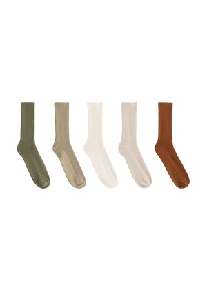 Cinq paires de chaussettes côtelées de type crew en vert olive, beige, écru, rose clair et marron rouille, disposées côte à côte sur un fond blanc.