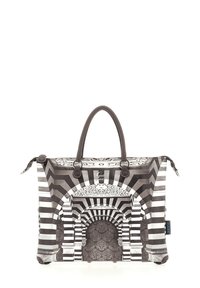 Sac fourre-tout présentant un motif à rayures noires et blanches avec des motifs architecturaux, en matériau imitant le cuir, doté de doubles anses et d'une fermeture éclair.