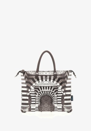 Sac fourre-tout présentant un motif à rayures noires et blanches avec des motifs architecturaux, en matériau imitant le cuir, doté de doubles anses et d'une fermeture éclair.