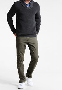 Pier One Strickpullover - mottled dark grey