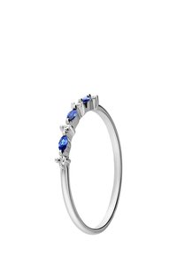 Silberring mit drei blauen Edelsteinen und zwei klaren Akzenten, mit einem glatten, polierten Band und einer geschwungenen Fassung für die Steine.