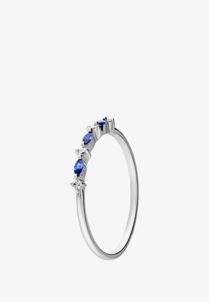 Silberring mit drei blauen Edelsteinen und zwei klaren Akzenten, mit einem glatten, polierten Band und einer geschwungenen Fassung für die Steine.