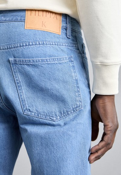 Filippa K CROPPED - Calças de ganga de corte afunilado - blue