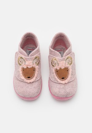 Chaussons pour enfants roses avec des motifs de visage de bélier doux et des cornes en spirale sur les lanières avant, fabriqués en matériau duveteux avec des semelles en caoutchouc.