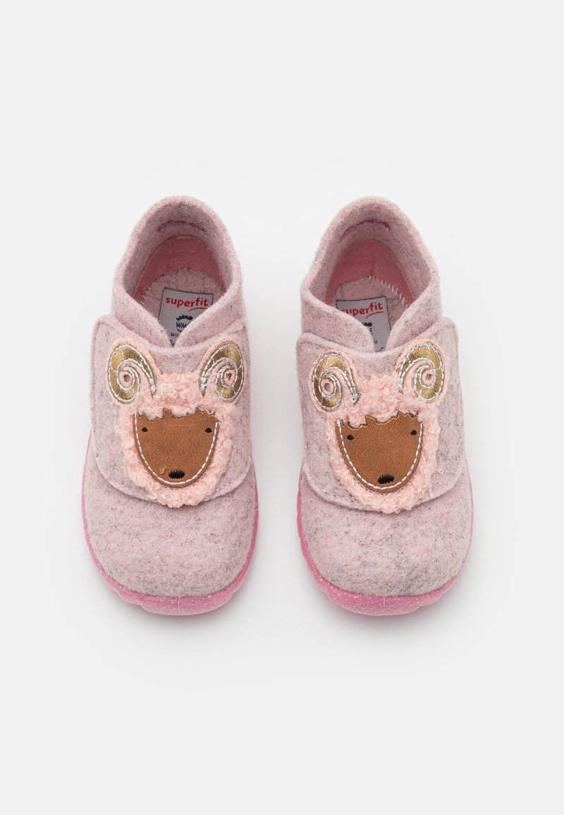 Chaussons pour enfants roses avec des motifs de visage de bélier doux et des cornes en spirale sur les lanières avant, fabriqués en matériau duveteux avec des semelles en caoutchouc.