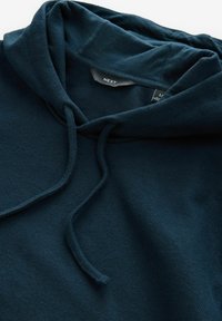 Sudadera con capucha de un azul marino oscuro, hecha de una tela suave, con textura acanalada, cordones ajustables y una etiqueta en el cuello.