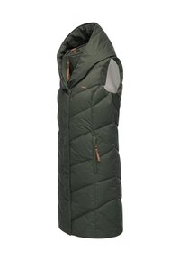 Ärmellose Steppweste in Dunkelgrün mit hohem Kragen, Chevron-Steppmuster und zwei Vorderentaschen mit braunen Reißverschlusslaschen.