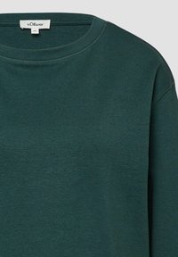 Ciemnozielony sweter z okrągłym dekoltem, z widocznym przeszyciem i metką marki s.Oliver umieszczoną wewnątrz kołnierza w rozmiarze 36.