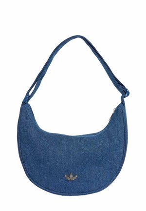 Sininen denimin puolikuun muotoinen olkalaukku leveällä hihnalla ja pienellä metallisella Adidas-logolla etuosan keskellä.