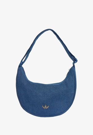 Sac d'épaule en denim bleu en forme de croissant avec une large bandoulière et un petit logo métallique Adidas au centre devant.