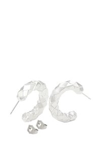 Sidabro spalvos tekstūruotos žiedo formos auskarai su geometriniu raštu ir atitinkančiais drugelio užsegimais ant balto fono.