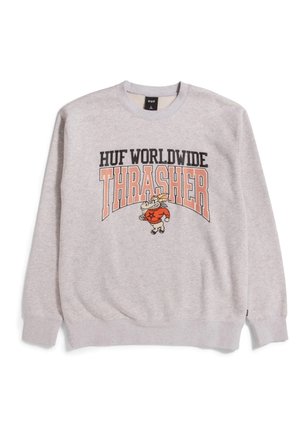 Jasnoszara bluza z napisem "HUF WORLDWIDE THRASHER" i postacią z kreskówki w czerwonej bluzie z kapturem na środku przodu.
