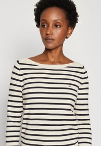 Tommy Hilfiger STITCH BOAT - Maglione - calico/desert sky