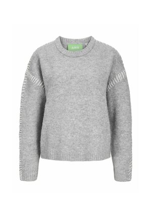 Grå strikket genser med lange ermer, ribbestrikkede mansjetter, og dekorative sømmer langs skuldrene. Rund halslinning med grønn etikett.