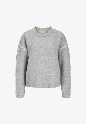 Grå strikket genser med lange ermer, ribbestrikkede mansjetter, og dekorative sømmer langs skuldrene. Rund halslinning med grønn etikett.