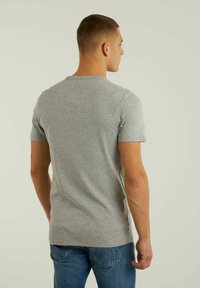 CHASIN' BASE-B - Základné tričko - light grey