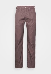 Pantalones de algodón marrón con diseño de pierna recta, con cintura estándar, bolsillos frontales y un solo bolsillo trasero.