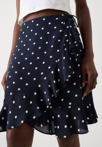 GANT DOT PRINT FRILL SKIRT - Zavinovacia sukňa - evening blue