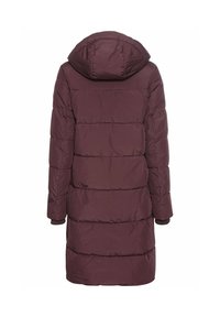 Long manteau matelassé bordeaux avec capuche, design matelassé vertical, poignets élastiques et texture lisse et brillante. L'ourlet inférieur dépasse le genou.