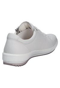 Zapatilla blanca con parte superior de cuero liso, paneles laterales texturizados, cordones planos y suela de goma de perfil bajo. Presenta un cierre metálico plateado.