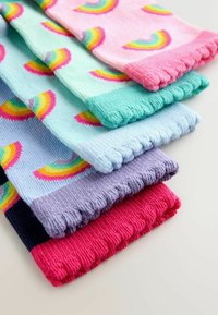 Juego de cinco calcetines de lana en colores pastel: rosa, menta, azul claro, lavanda y azul oscuro, cada uno decorado con patrones de arcoíris y bordes en forma de concha.