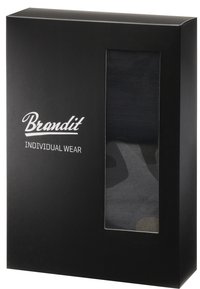 Melna iepakojuma kaste ar caurspīdīgu logu, kurā redzams salocīts tumši kamuflāžas raksta audums. "Brandit Individual Wear" rakstīts baltā krāsā.