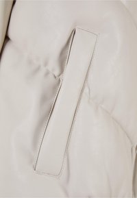 Karl Kani CROPPED PUFFER - Liemenė - light sand