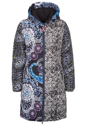 Long manteau d'hiver à capuche avec motifs floraux et géométriques mélangés en noir, blanc, bleu et violet, avec fermeture éclair frontale.