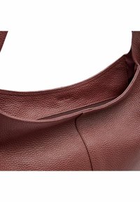 Braune, strukturierte Lederhandtasche mit einem Reißverschluss, die ein glattes Innenfutter und ein einfaches, minimalistisches Design aufweist.