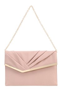 Rosa strukturierte Clutch-Tasche mit einem plissierten Design, goldenen Hardware-Akzenten und einem Kettenriemen. Kompakte rechteckige Form.