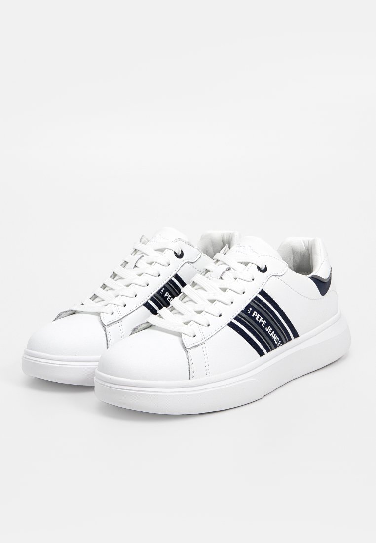 Sneakers bianchi a basso profilo con strisce blu navy e branding "Pepe Jeans", design con lacci e suole bianche spesse.