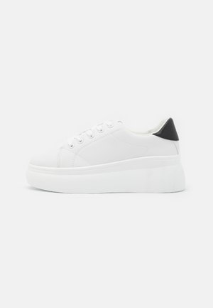 Witte platform sneakers van glad synthetisch materiaal, met een afgeronde neus, vetersluiting en een gestructureerde rubberen zool. Zwarte hielaccent.