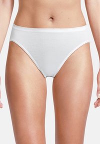 Weiße Baumwollslips mit einem hochgeschnittenen Beinmuster, weichem Griff und glattem, elastischem Bund. Verfügt über eine nahtlose Verarbeitung für optimalen Komfort.