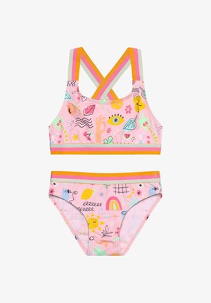 Maillot de bain deux pièces avec une base rose ornée de motifs ludiques colorés, incluant des fleurs et des formes ; il possède des bretelles et des bandes multicolores.