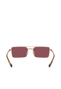 Occhiali da sole rettangolari con lenti color borgogna e montatura in metallo dorato. Le aste in acetato presentano un motivo tartarugato. Nessun logo in evidenza.